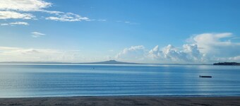 The Drift - Arkles Bay.
Studio. 200m from the beach.