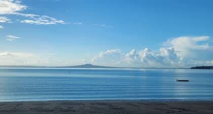 The Drift - Arkles Bay.
Studio. 200m from the beach.