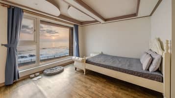 Habitación básica, 1 habitación (Room 202 (Ocean View)) | 1 dormitorio y wifi gratis