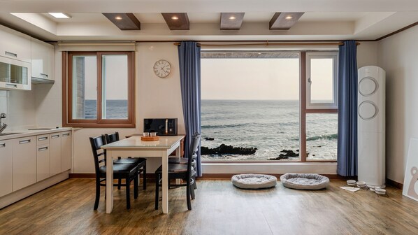Basic Room, 1 Bedroom (Room 204 (Ocean View)) | 1 bedroom, free WiFi - Haru Stay Donghae (Donghae)