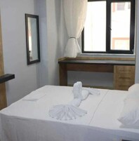 Skrivebord, skrivebord for bærbar PC, wi-fi (inkludert) og sengetøy