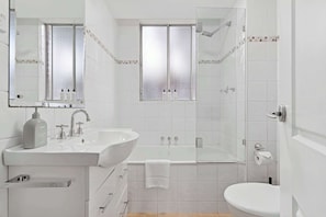 Shower, hair dryer, towels, shampoo - Beachside Living on Arden Street (Clovelly)