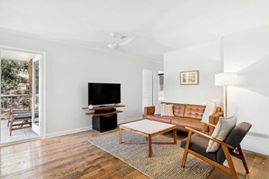 TV - Beachside Living on Arden Street (Clovelly)