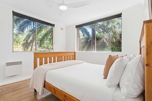 2 bedrooms, iron/ironing board, WiFi, bed sheets - Beachside Living on Arden Street (Clovelly)
