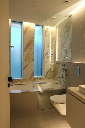 Hair dryer, towels, toilet paper - Dubai Marina 2-Bhk with sea vew balcony (دبي)