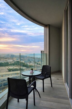 Outdoor dining - Dubai Marina 2-Bhk with sea vew balcony (دبي)