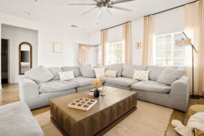 TV - PHX Getaway! Spacious! Amazing Amenities! (Phoenix)