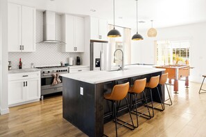 Microwave, oven, stovetop, dishwasher - PHX Getaway! Spacious! Amazing Amenities! (Phoenix)
