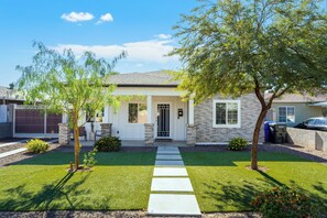 Exterior - PHX Getaway! Spacious! Amazing Amenities! (Phoenix)