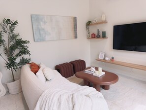 Een smart-tv en boeken