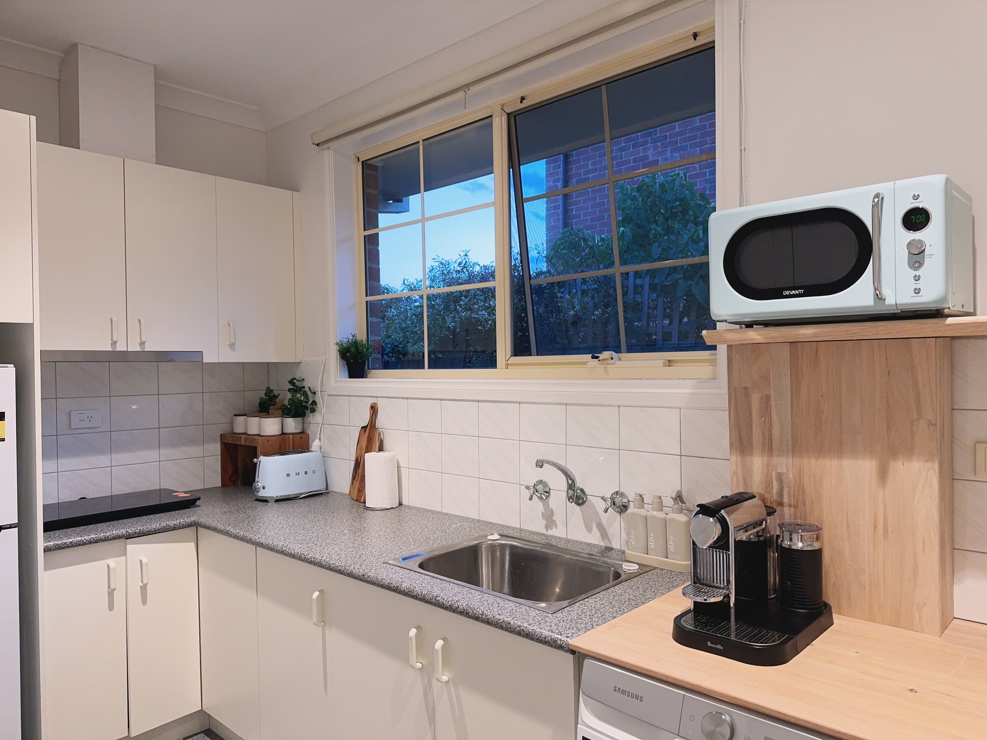 Refrigerador, microondas, cafetera y tetera y tetera eléctrica 