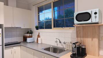 Refrigerador, microondas, cafetera y tetera y tetera eléctrica