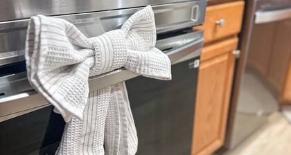 A Tasteful Modern Retreat - This home sleeps up to 10 guests!