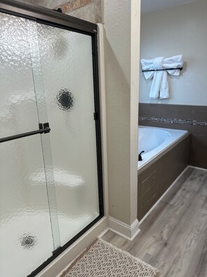 Jetted bath, hair dryer, towels, soap - A Tasteful Modern Retreat - This home sleeps up to 10 guests! (Warner Robins)