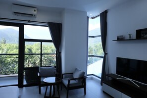 Habitación Deluxe doble, balcón, vistas a la montaña | Wifi gratis y ropa de cama