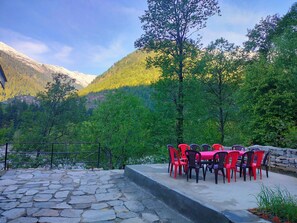 Outdoor dining - Mountain View -bedroom, bed & breakfast in welcoming Manali (Manali)