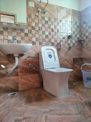 Shower, towels, soap, toilet paper - Mountain View -bedroom,  bed & breakfast in welcoming Manali (Manali)