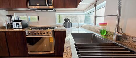 Kjøleskap, mikrobølgeovn, ovn og kokeplater