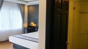 Superior Double Room, Pool View | Bilik Mandi | Pancuran mandi, pengering rambut, selipar, sabun