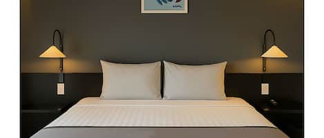 Standaard tweepersoonskamer, uitzicht op binnenplaats | Een kluis op de kamer, een bureau, een laptopwerkplek