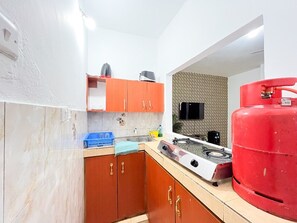 Economy-huoneisto, parveke, kaupunkinäköala | Yksityinen keittiö | Jääkaappi, mikroaaltouuni