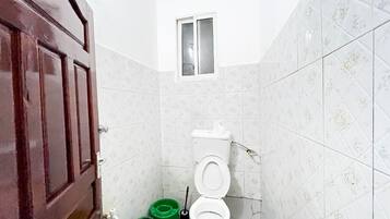 Economy-lejlighed - balkon - byudsigt | Badeværelse | Bruser, gratis toiletartikler, hjemmesko, håndklæder