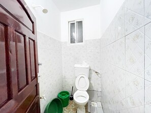 Shower, free toiletries, slippers, towels - Sunset Suites Mtwapa (Mtwapa)