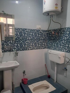 Chuveiro, toalhas de banho, sabonete 