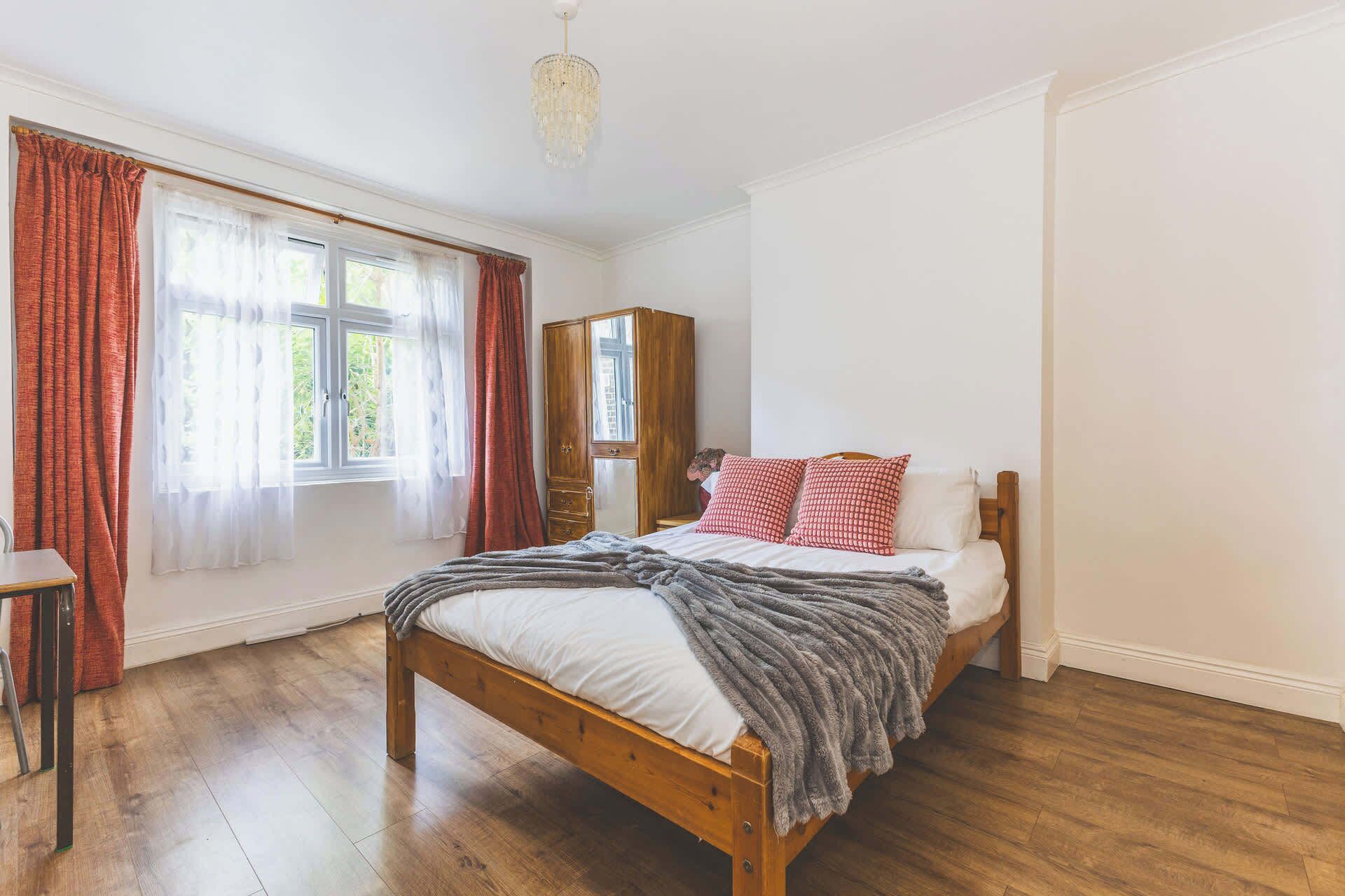 Iron/ironing board, Internet, bed sheets