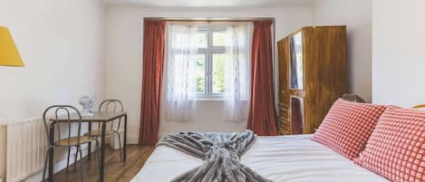 1 chambre, fer et planche à repasser, accès Internet, draps fournis