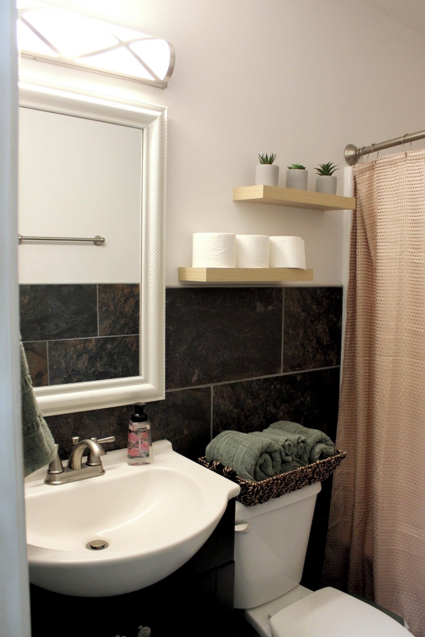 Douche, sèche-cheveux, serviettes fournies, savon