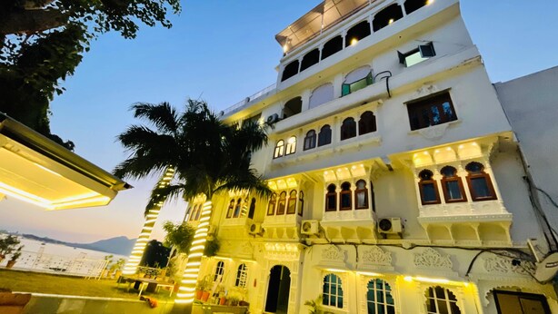Un edificio de varios pisos con arquitectura tradicional, que presenta balcones y ventanas de arco.