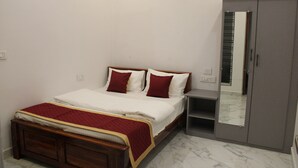 Une chambre à coucher avec un lit, une armoire et une table de chevet.