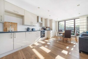 Fridge, microwave, oven, stovetop - Spacious 3 Double Bed with Roof Terrace (Greater London)