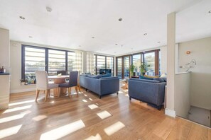 TV, offices - Spacious 3 Double Bed with Roof Terrace (Greater London)