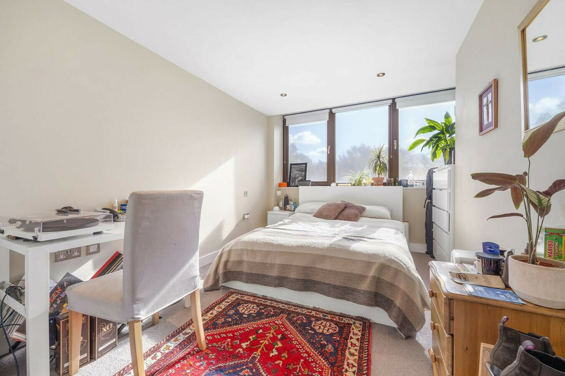 3 bedrooms, iron/ironing board, internet, bed sheets