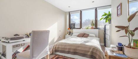 3 bedrooms, iron/ironing board, internet, bed sheets