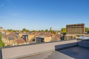Property grounds - Spacious 3 Double Bed with Roof Terrace (Greater London)