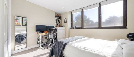 3 habitaciones, tabla de planchar con plancha, internet y ropa de cama