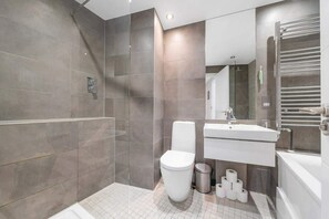 Shower - Spacious 3 Double Bed with Roof Terrace (Greater London)