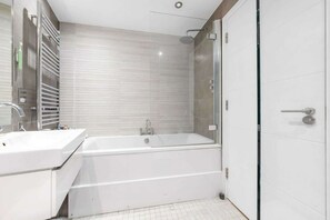 Shower - Spacious 3 Double Bed with Roof Terrace (Greater London)