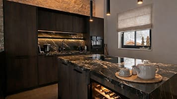 Kjøleskap, mikrobølgeovn, kokeplater og oppvaskmaskin