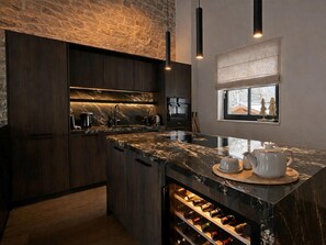 Réfrigérateur, four à micro-ondes, surface de cuisson, lave-vaisselle