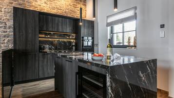 Fridge, microwave, stovetop, dishwasher