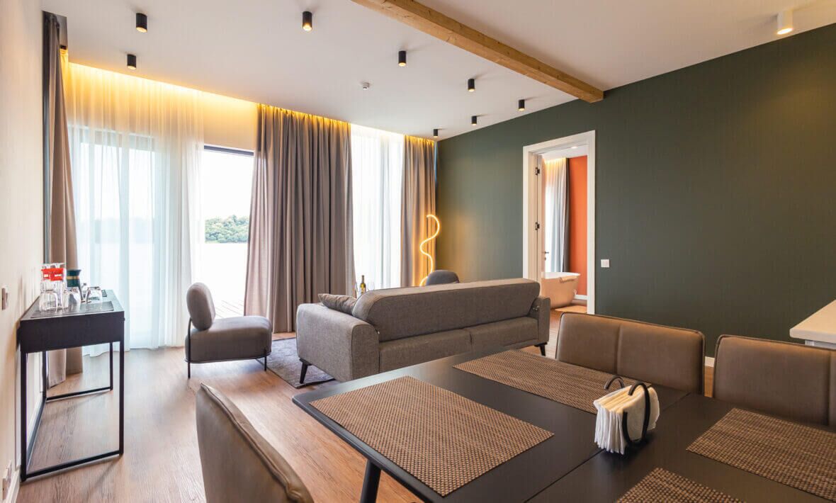 Deluxe-mökki, järvinäköala | Kannettavalle tietokoneelle sopiva työtila, ilmainen Wi-Fi