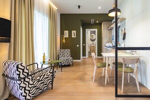 Una sala moderna con un sofá y un comedor con mesa y sillas.