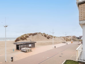 Beach nearby - Cosy flat with frontal sea view (Koksijde)