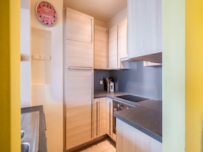 Fridge, microwave, oven, stovetop - Cosy flat with frontal sea view (Koksijde)