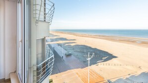 A balcony with a view of a beach and the ocean. - Renovated flat with sea view (Koksijde)
