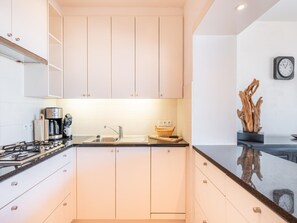 Fridge, microwave, stovetop, dishwasher - Renovated flat with sea view (Koksijde)